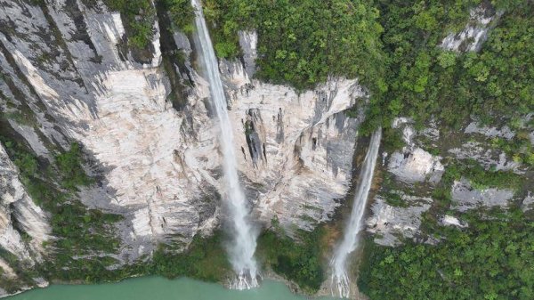 恒盛策略 鹤峰：一帘秋瀑布润清秋